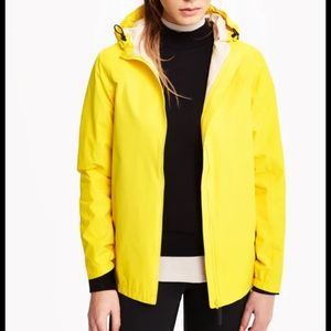 💛 Lolë packable rain jacket